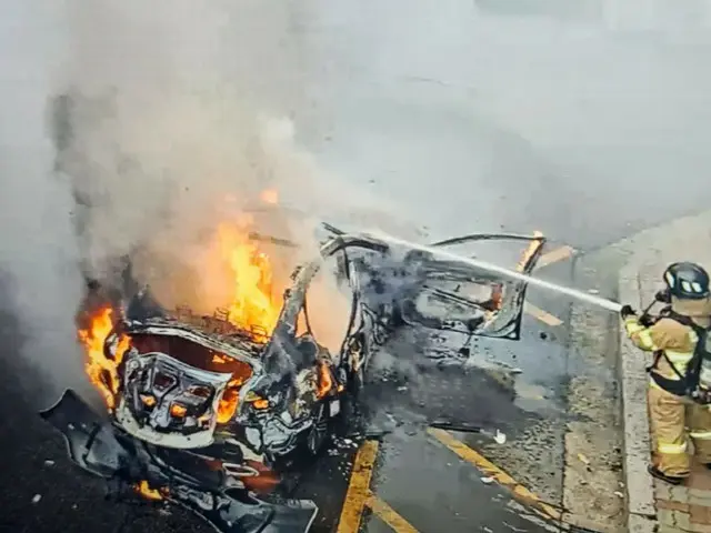 走行中の車が炎上も運転者は逃げて警察が「追跡中」＝韓国