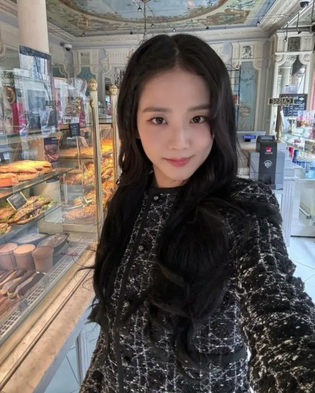 「BLACKPINK」JISOO、独り立ち後さらに綺麗に...パリを輝かせる美貌