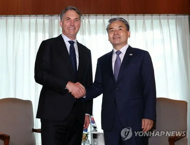 ２０２２年６月１２日、シンガポールで会談した韓国の李鐘燮国防部長官（当時、右）とオーストラリアのマールズ国防相＝（聯合ニュース）