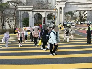 韓国・釜山に幅３５メートルの横断歩道設置　スマホ画面遮断機能も