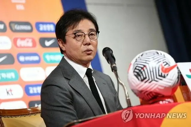 Ｗ杯アジア２次予選の出場選手を発表する黄監督＝１１日、ソウル（聯合ニュース）