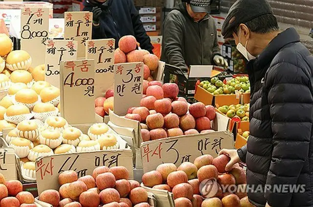 ６日のソウル・清涼里青果物市場。ナシとリンゴの高値が続いている＝（聯合ニュース）