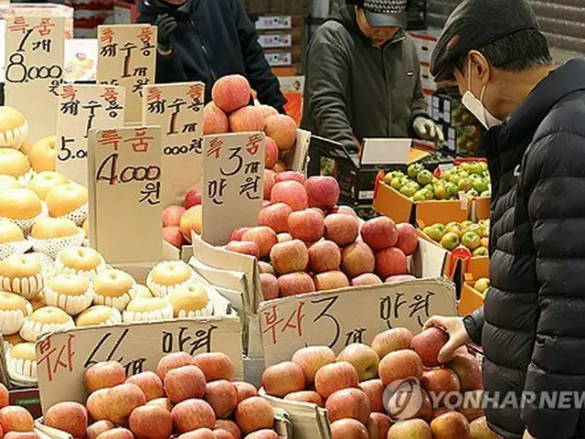 ６日のソウル・清涼里青果物市場。ナシとリンゴの高値が続いている＝（聯合ニュース）