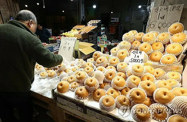 ６日のソウル・清涼里青果物市場。手前のナシには１個５０００ウォン（約５６０円）の値が付いている＝（聯合ニュース）