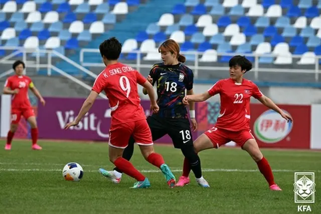 Ｕ―２０女子アジア・カップの準決勝で対戦した韓国と北朝鮮。黒のユニホームが韓国（大韓サッカー協会提供）＝（聯合ニュース）≪転載・転用禁止≫