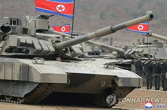 戦車を操縦する金正恩氏＝（朝鮮中央通信＝聯合ニュース）≪転載・転用禁止≫