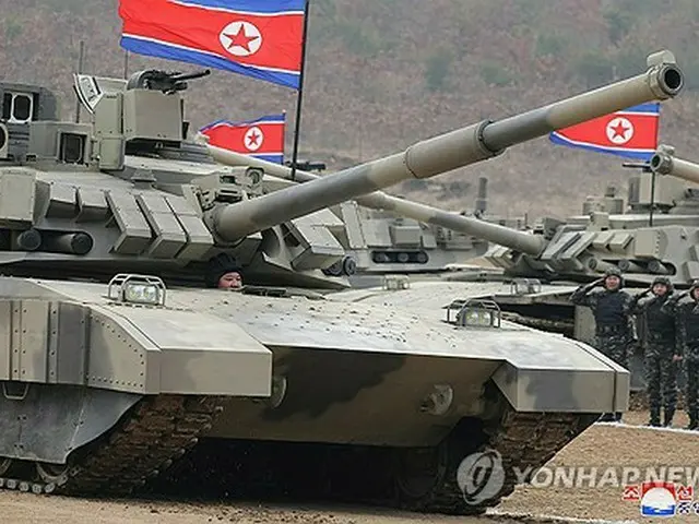 戦車を操縦する金正恩氏＝（朝鮮中央通信＝聯合ニュース）≪転載・転用禁止≫