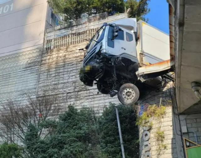 高架道路の壁を突き破ったトラック、前方が宙に浮いた状態で止まる＝韓国