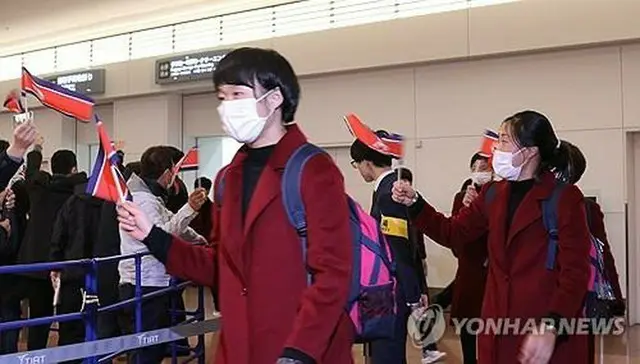 ２月２５日、羽田空港に到着したサッカー女子の北朝鮮代表＝（聯合ニュース）