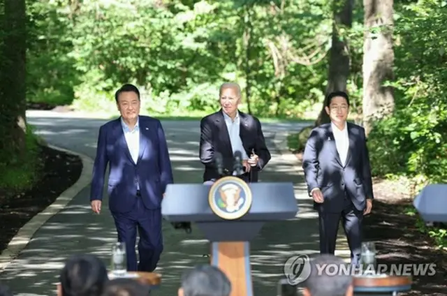 ２０２３年８月１８日、米大統領山荘のキャンプデービッドで共同記者会見を行った（左から）韓国の尹錫悦（ユン・ソクヨル）大統領、米国のバイデン大統領、日本の岸田文雄首相＝（聯合ニュース）