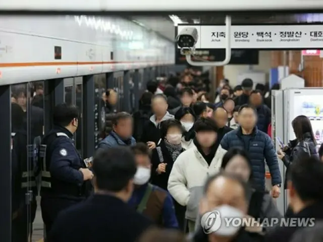 混雑する地下鉄３号線の旧把撥駅＝１５日、ソウル（聯合ニュース）