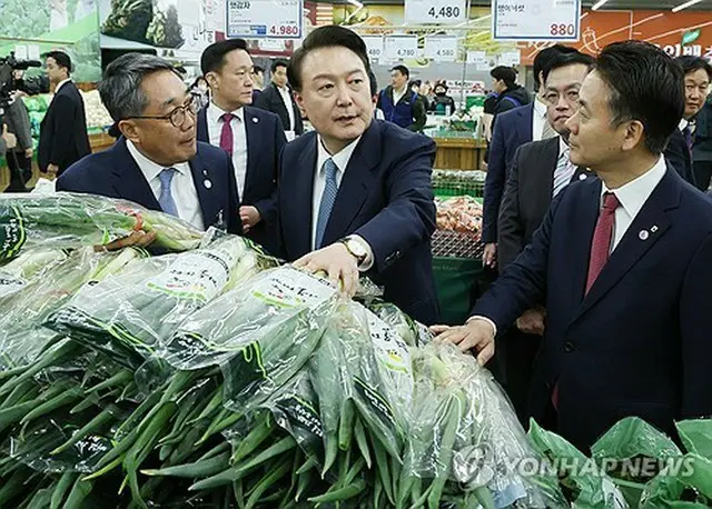 農協ハナロマートで野菜売り場を見て回った尹大統領（大統領室通信写真記者団）＝１８日、ソウル（聯合ニュース）