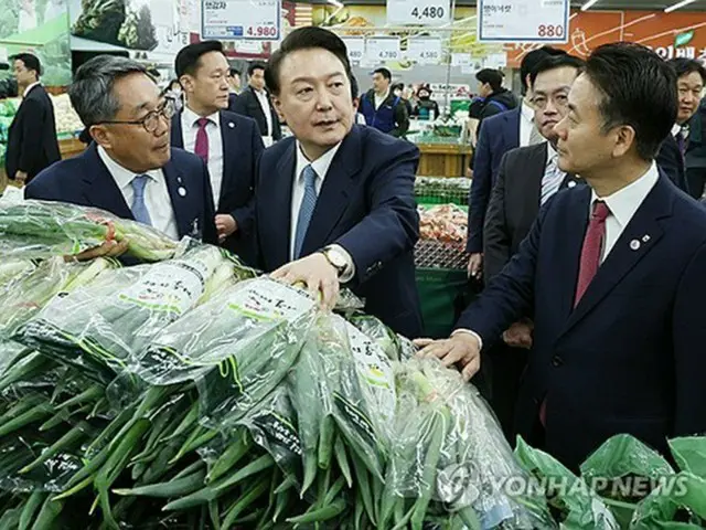 農協ハナロマートで野菜売り場を見て回った尹大統領（大統領室通信写真記者団）＝１８日、ソウル（聯合ニュース）