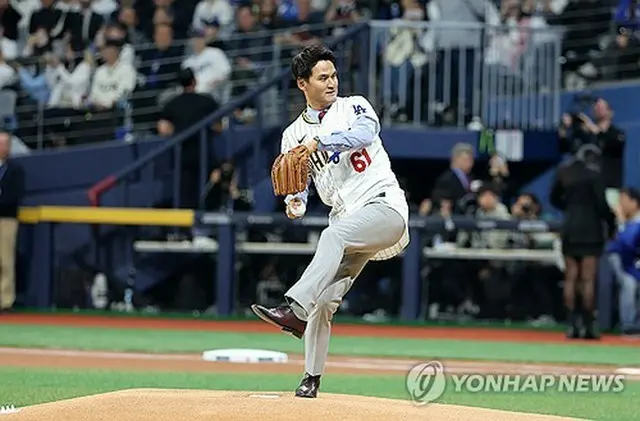 大リーグ開幕戦で始球式を務める韓国人初のメジャーリーガー、朴賛浩さん＝２０日、ソウル（聯合ニュース）