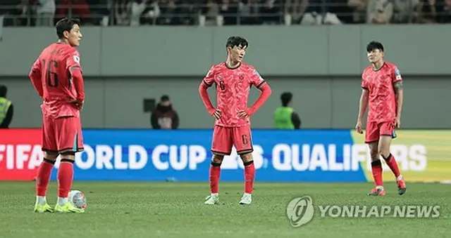 同点ゴールを許し、肩を落とす韓国代表＝２１日、ソウル（聯合ニュース）