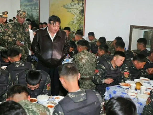 部隊の食堂を見て回る金正恩氏＝（朝鮮中央通信＝聯合ニュース）≪転載・転用禁止≫