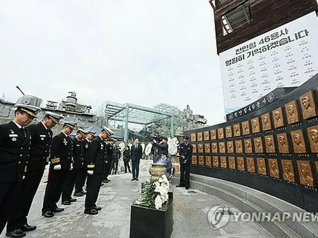 北朝鮮による海軍哨戒艦「天安」の撃沈事件の犠牲者を追悼する式典で黙とうをささげる出席者ら＝２６日、平沢（聯合ニュース）