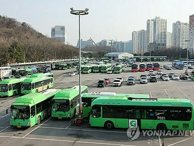 市内の公営車庫に駐車中のバス＝２７日、ソウル（聯合ニュース）