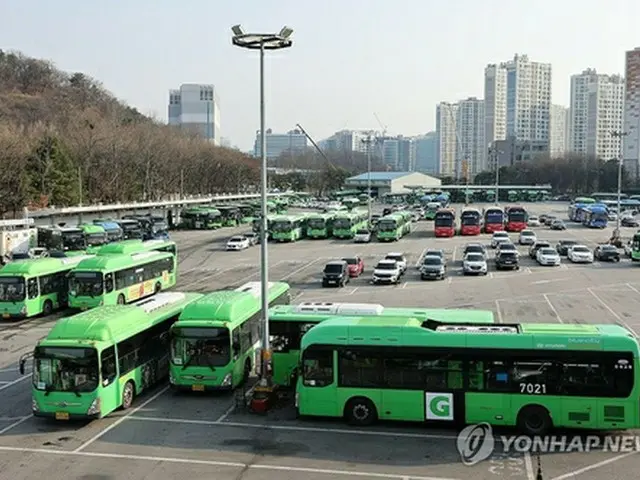 市内の公営車庫に駐車中のバス＝２７日、ソウル（聯合ニュース）