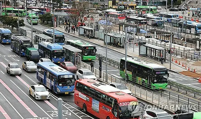 ソウル駅前のバス停＝（聯合ニュース）