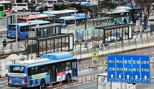 ソウル駅前のバス停＝（聯合ニュース）