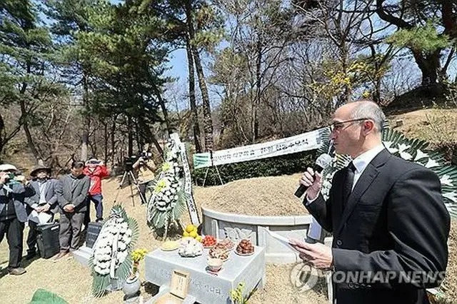 浅川巧の追悼式に出席した在韓日本大使館の川瀬和広公報文化院長＝２日、ソウル（聯合ニュース）