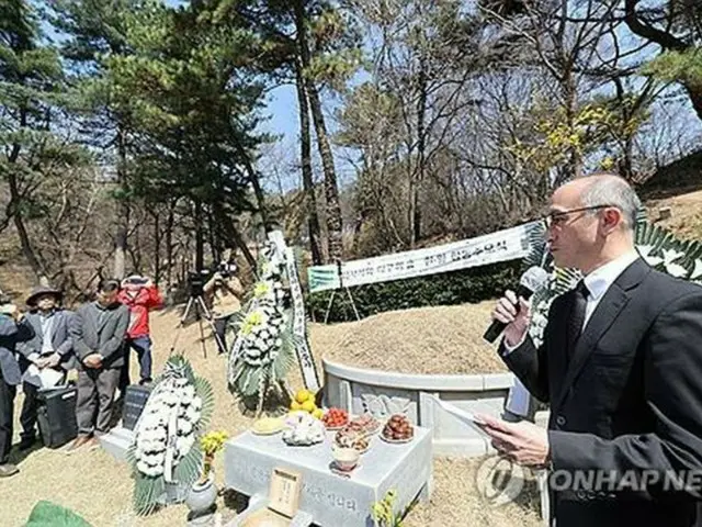 浅川巧の追悼式に出席した在韓日本大使館の川瀬和広公報文化院長＝２日、ソウル（聯合ニュース）