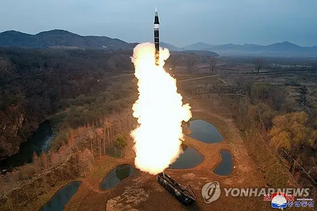 北朝鮮の朝鮮中央通信は３日、極超音速弾頭を搭載した固体燃料式の新型中長距離弾道ミサイルの初の発射実験に成功したと報じた＝（朝鮮中央通信＝聯合ニュース）≪転載・転用禁止≫