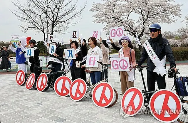 南西部・光州市内で２日、投票を呼び掛ける選挙管理委員会の関係者ら＝（聯合ニュース）