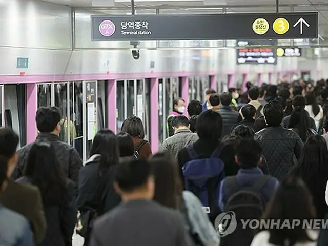 先月開通した首都圏広域急行鉄道を利用する市民＝１日、ソウル（聯合ニュース）