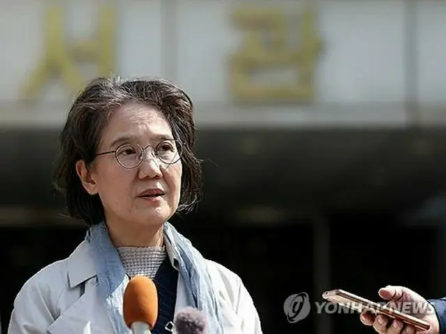 判決後、ソウル高裁前で記者団の取材に応じる朴裕河氏＝１２日、ソウル（聯合ニュース）