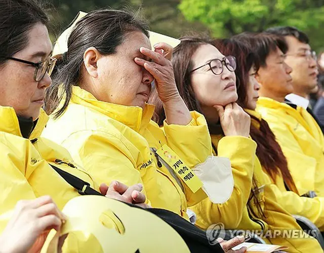 追悼式に出席した犠牲者遺族ら（共同取材）＝１６日、安山（聯合ニュース）