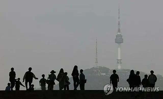 黄砂の影響でかすむ１６日午後のソウルの空＝（聯合ニュース）