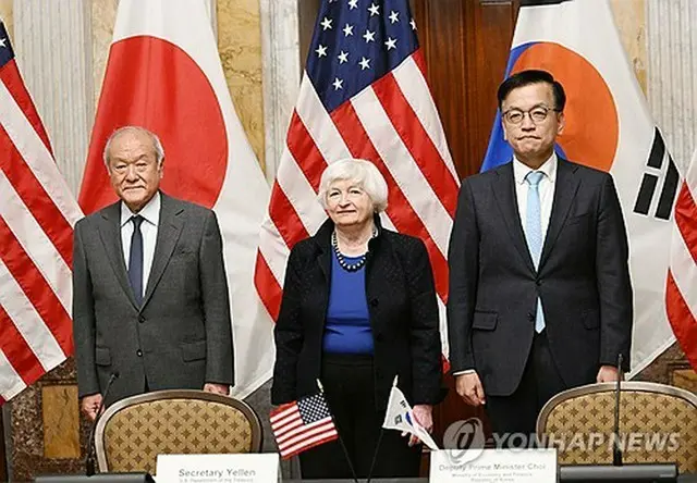 ３カ国財務相会合に出席した（右から）韓国の崔長官、米国のイエレン長官、日本の鈴木財務相（韓国企画財政部提供）＝（聯合ニュース）≪転載・転用禁止≫