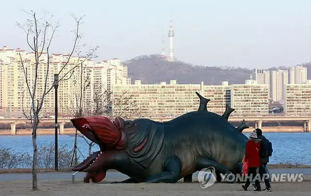 漢江公園にある韓国映画「グエムル―漢江の怪物―」に登場した怪物の造形物（資料写真）＝（聯合ニュース）