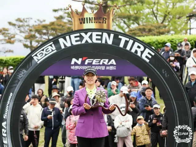 優勝トロフィーを手にした大会2連覇のチェ・ウヌ（写真提供：KLPGA）