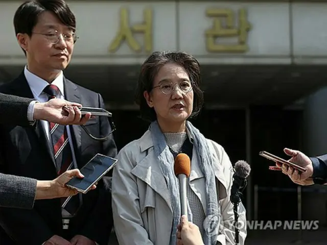 １２日の判決後、ソウル高裁前で記者団の取材に応じる朴裕河氏＝（聯合ニュース）