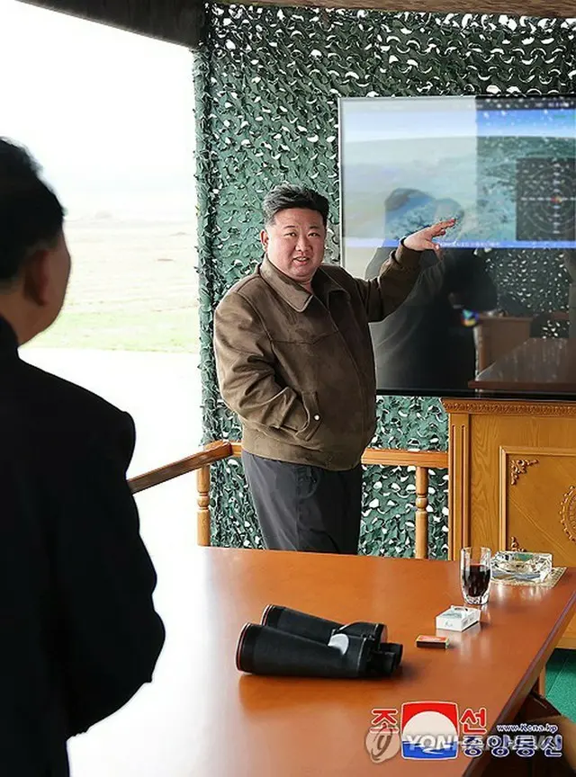 北朝鮮の朝鮮中央通信は２６日、金正恩氏が２５日に新型２４０ミリ放射砲の性能を確かめるための試験発射を視察したと報じた＝（聯合ニュース＝朝鮮中央通信）