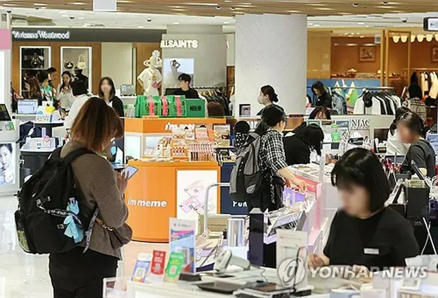 ソウル市内の免税店を見て回る外国人観光客。韓国関税庁と韓国免税店協会は４月２６日から６月７日まで、全国の免税店が参加するショッピングイベントを開催する＝（聯合ニュース）