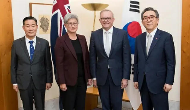 韓国の申国防部長官（左端）と趙外交部長官（右端）、オーストラリアのウォン外相（左から２人目）とアルバニージー首相（韓国国防部提供）＝（聯合ニュース）≪転載・転用禁止≫