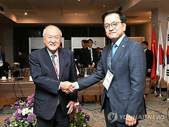 韓国の崔相穆（チェ・サンモク）経済副首相兼企画財政部長官（右）が３日（現地時間）、ジョージアの首都トビリシで開かれた韓日中財務相・中央銀行総裁会議で日本の鈴木俊一財務相とあいさつを交わしている（同部提供）＝（聯合ニュース）≪転載・転用禁止≫