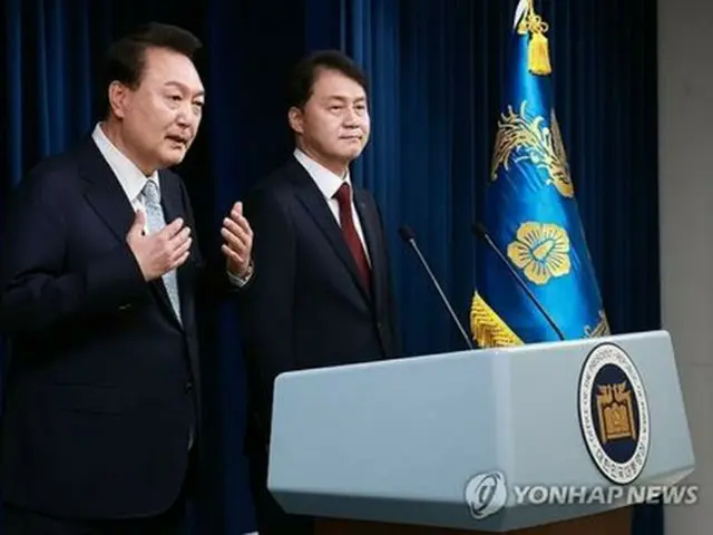 尹大統領（左）と民情首席秘書官に任命された金周賢・元法務部次官＝７日、ソウル（聯合ニュース）