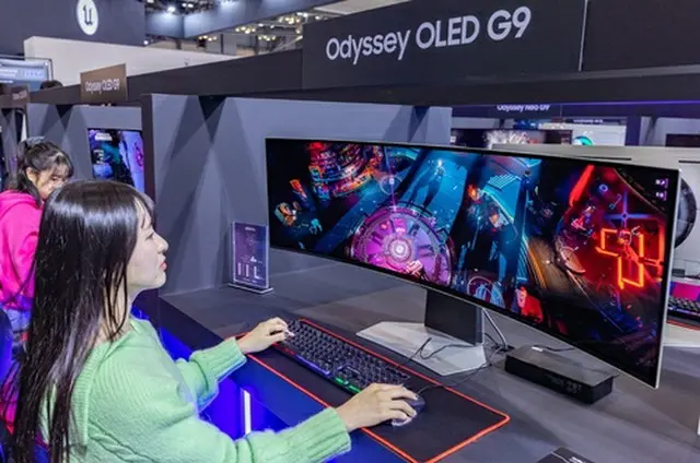 サムスン電子のＯＬＥＤモニター「Ｏｄｙｓｓａｙ　ＯＬＥＤ　Ｇ９」（同社提供）＝（聯合ニュース）≪転載・転用禁止≫