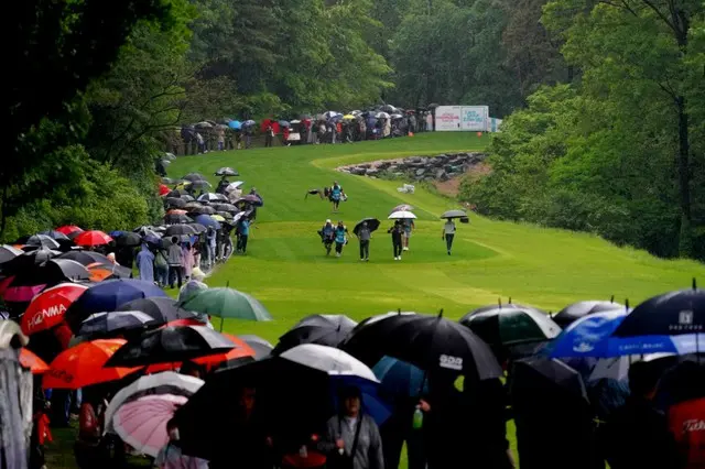 雨にもかかわらず18番ホールを埋め尽くしたギャラリー（写真：大会組織委員会）