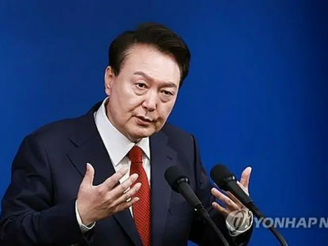 大統領室で記者会見を開く尹錫悦大統領＝９日、ソウル（聯合ニュース）