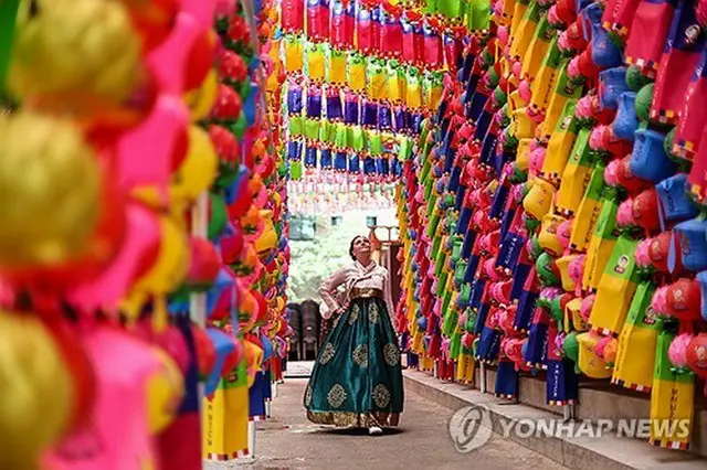 韓国最大の仏教宗派「大韓仏教曹渓宗」の総本山、曹渓寺（ソウル市鍾路区）に設置された色とりどりのちょうちん＝（聯合ニュース）