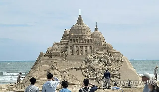 海雲台海水浴場では砂祭りの開幕に向けて準備が着々と進められている＝（聯合ニュース）