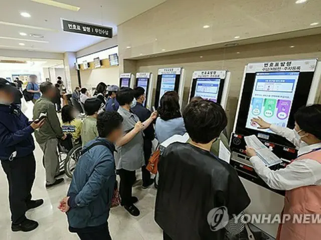 ソウル市内の病院。自動精算機で支払いをする人々（資料写真）＝（聯合ニュース）