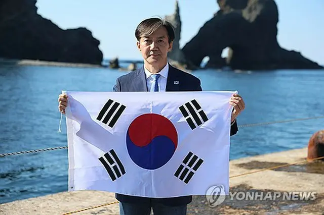 独島を訪れ、韓国国旗「太極旗」を手にする曺氏（同党提供）＝（聯合ニュース）≪転載・転用禁止≫