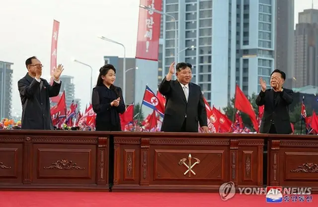 手を挙げてあいさつする金正恩氏（中央右）とジュエ氏（同左）＝（朝鮮中央通信＝聯合ニュース）≪転載・転用禁止≫